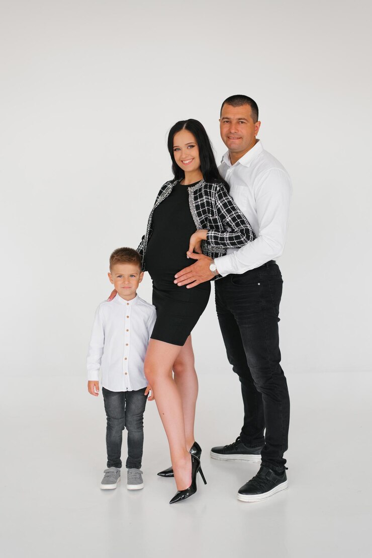 Uma bela jovem família amigável está esperando por um novo membro da família