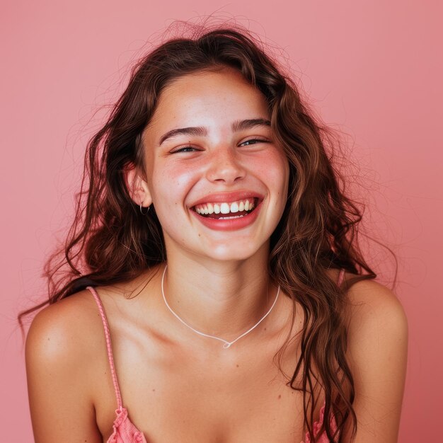 Uma bela jovem feliz e sorridente em um fundo rosa