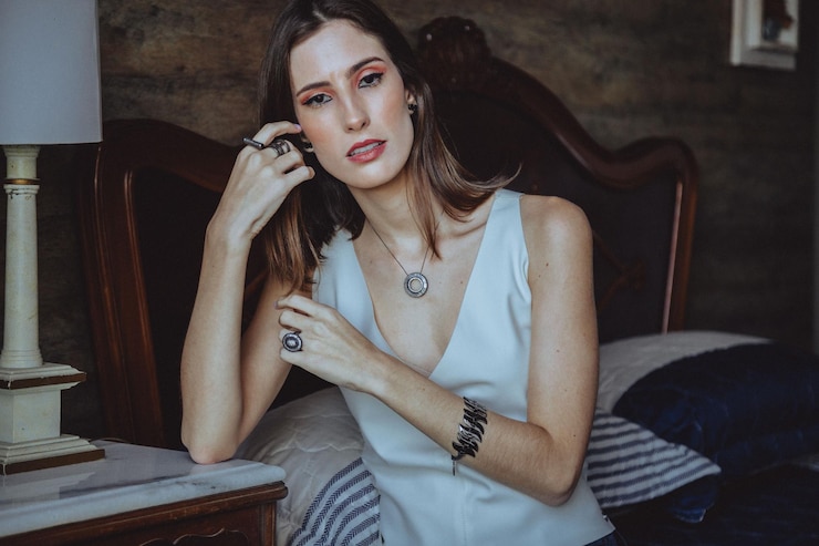 Foto uma bela jovem sentada em casa.
