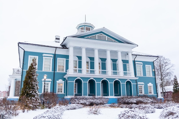 Uma bela mansão antiga com uma varanda de madeira, construída no século XIX em Cherepovets, Rússia