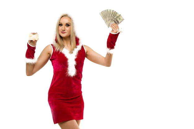 Uma bela mulher sexy em um vestido de Ano Novo segurar em mãos dinheiro e cartão de crédito isolado em branco Celebração de Natal ou ano novo