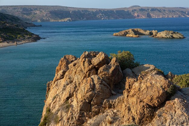 Uma bela paisagem com uma praia de areia branca e águas cristalinas da ilha de Creta