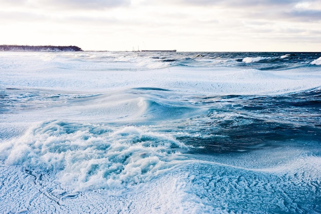 Uma bela paisagem de inverno com ondas do mar congeladas