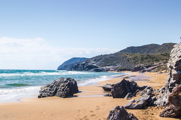 Foto uma bela paisagem de uma praia vazia