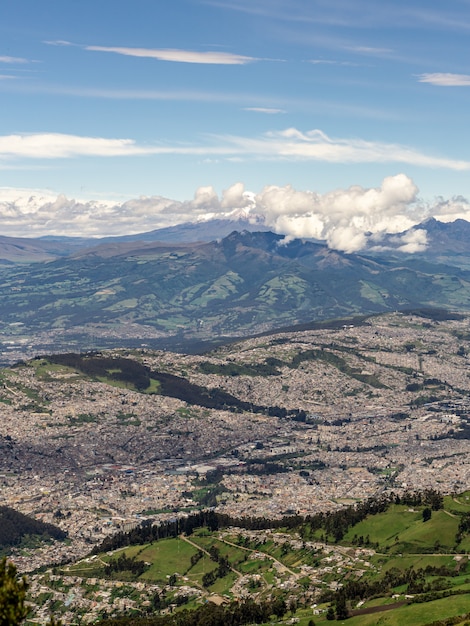 Uma bela paisagem do céu azul e as montanhas