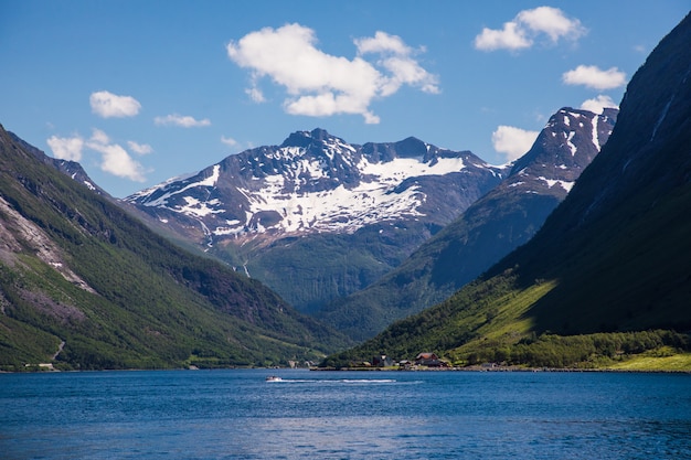 Uma bela paisagem em Hjorundfjord, Noruega