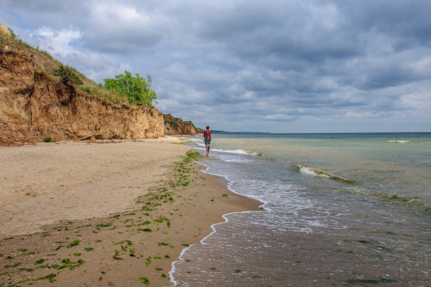 Foto uma bela paisagem marinha com uma costa íngreme de argila vermelha e um lindo céu