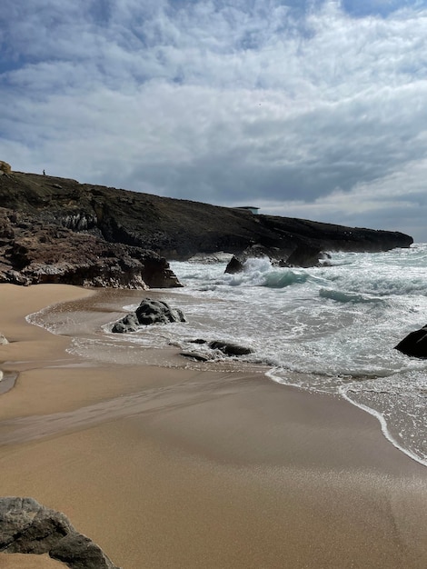 Foto uma bela praia de areia amarela