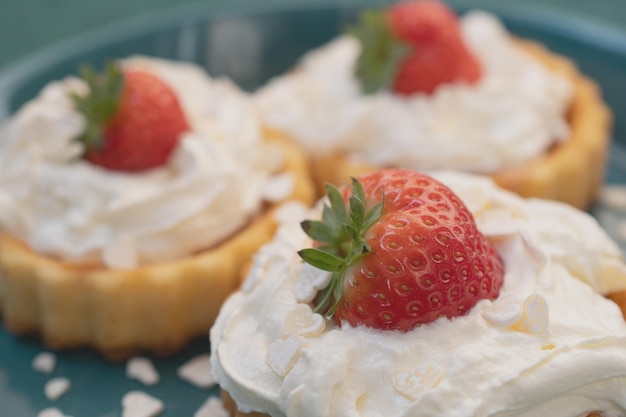 Uma bela sobremesa de pão de ló e creme com morangos