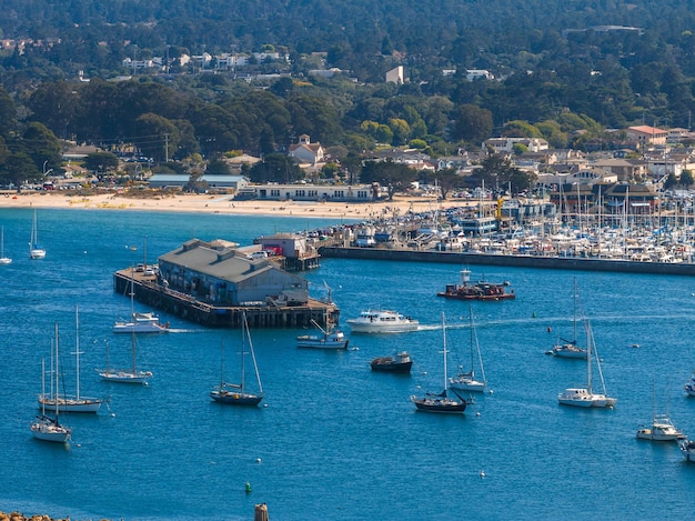 Foto uma bela vista aérea da cidade de monterey, na califórnia.