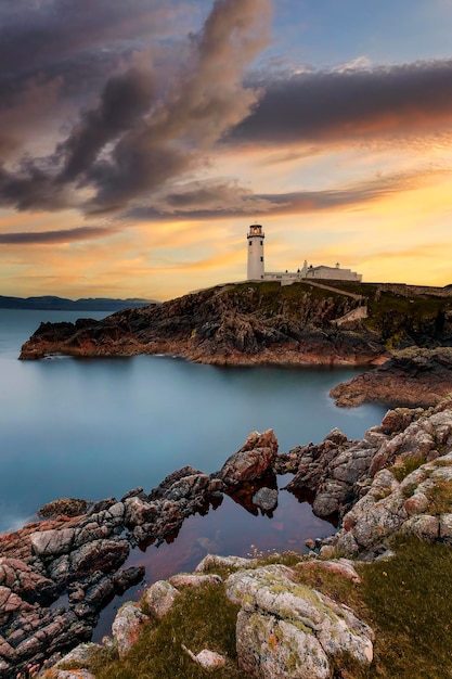 Uma bela vista aérea do farol de Wicklow Head