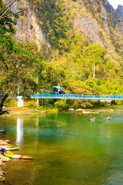 Uma bela vista da atração turística de tirolesa em Vang Vieng Laos