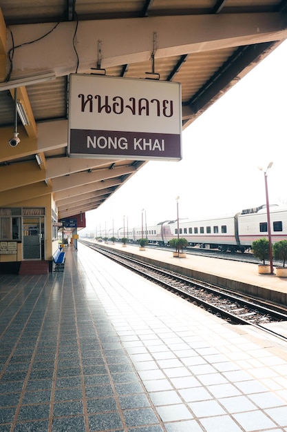 Uma bela vista da estação de trem de Nong Khai na Tailândia