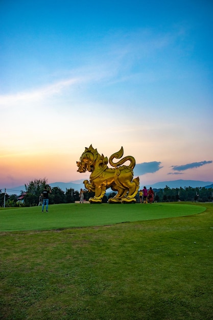 Uma bela vista da estátua dourada de Singha em Singha Park Chiang Rai Tailândia