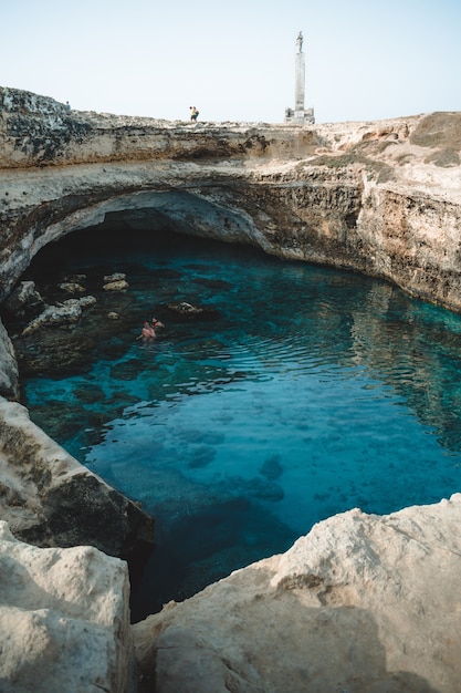 Uma bela vista da "grotta della poesia" na puglia