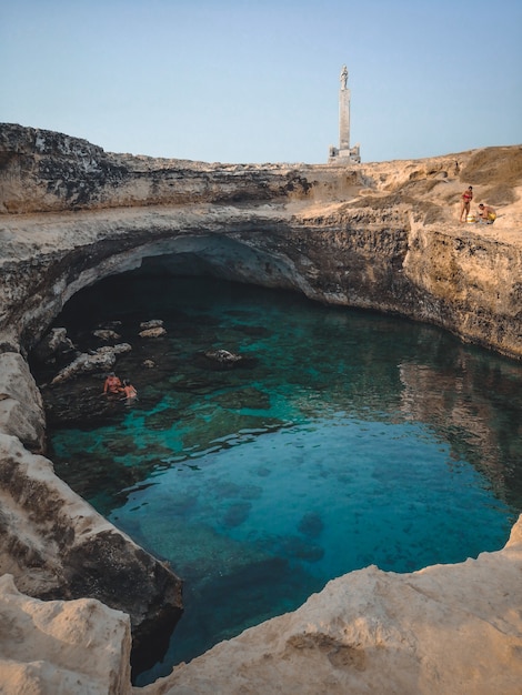 Uma bela vista da "grotta della poesia" na puglia