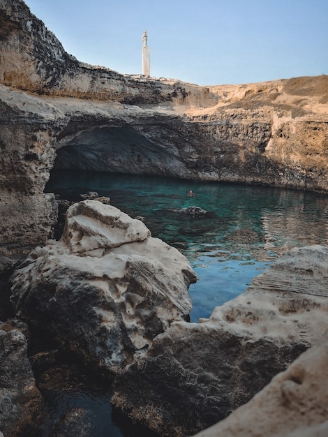 Uma bela vista da "grotta della poesia" na puglia