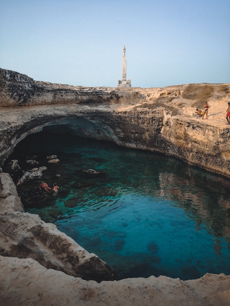 Uma bela vista da "grotta della poesia" na puglia