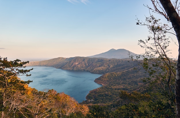 Uma bela vista da Laguna de Apoyo desde as trilhas Los Mangos