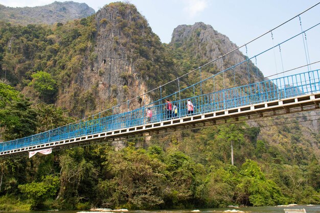 Uma bela vista da Ponte Azul localizada em Vang Vieng Laos