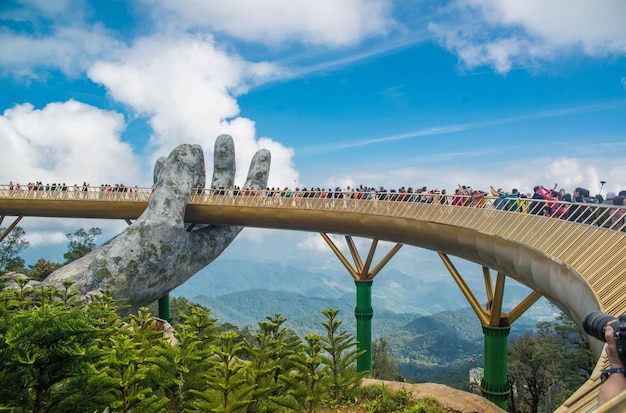 Uma bela vista da Ponte Dourada localizada no parque Sunworld Ba Na Hills Da Nang Vietnam