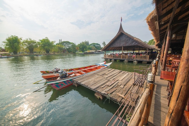 Uma bela vista da ponte kwai localizada em kanchanaburi tailândia