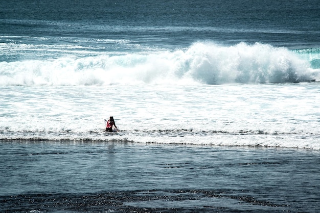 Uma bela vista da praia de Uluwatu localizada em Bali Indonésia