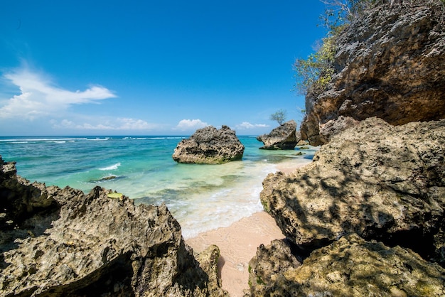 Uma bela vista da praia de uluwatu localizada em bali indonésia