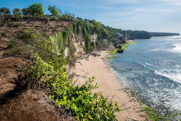 Uma bela vista da praia de Uluwatu localizada em Bali Indonésia