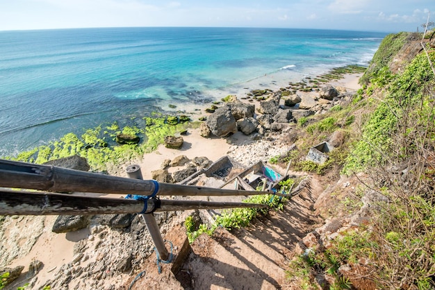 Uma bela vista da praia de Uluwatu localizada em Bali Indonésia