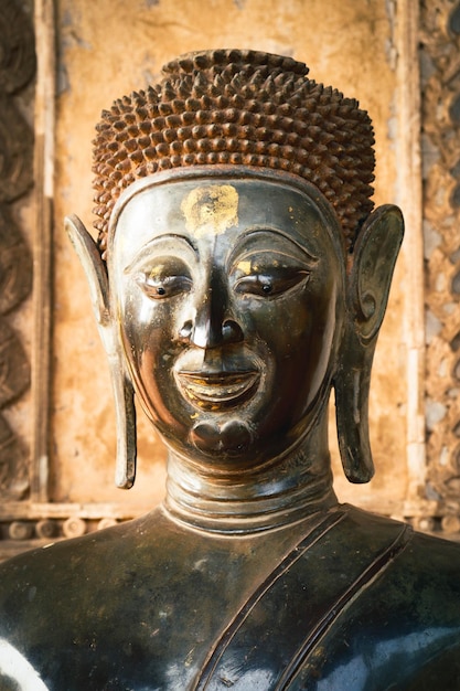 Uma bela vista das estátuas de Buda no Templo Wat Phra Kaew em Vientiane Laos