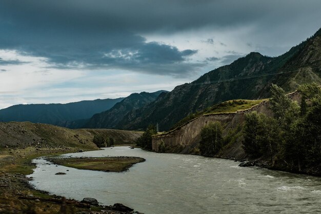 Uma bela vista das montanhas do Chuisky Trakt na República de Altai