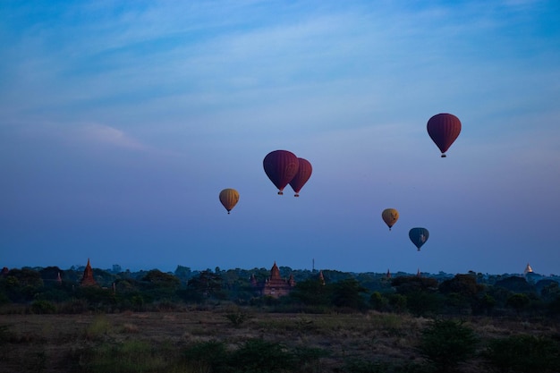 Uma bela vista de balões em bagan myanmar