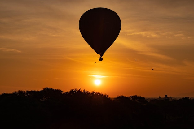 Uma bela vista de balões em Bagan Myanmar