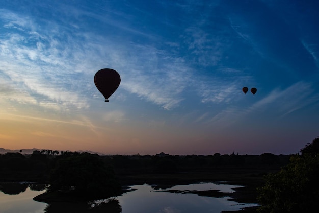 Uma bela vista de balões em Bagan Myanmar