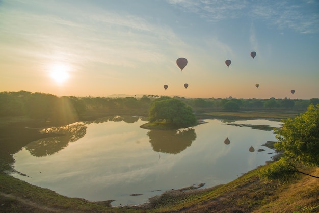 Uma bela vista de balões em Bagan Myanmar