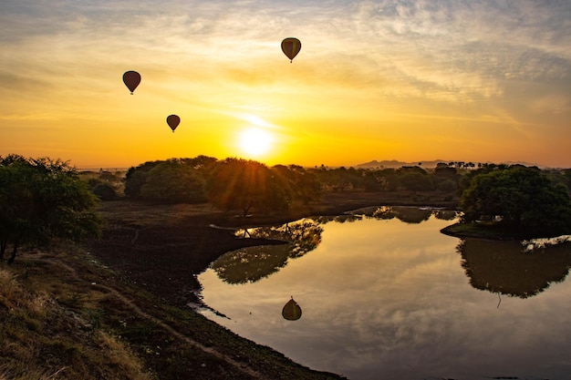 Uma bela vista de balões na cidade de Bagan Myanmar