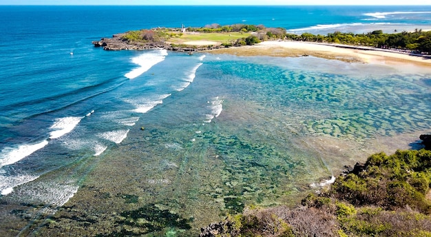 Uma bela vista de drone da praia de Nusa Dua em Bali Indonésia