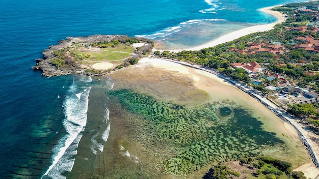 Uma bela vista de drone da praia de Nusa Dua em Bali Indonésia