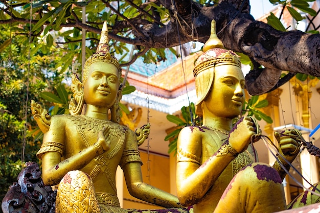 Uma bela vista de estátuas no templo budista localizado em Phnom Penh Camboja