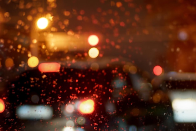 Uma bela vista de gotas de chuva da janela do carro