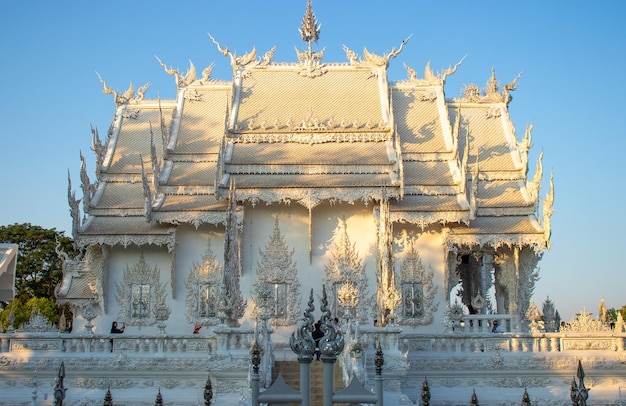 Uma bela vista de wat rong khun o templo branco localizado em chiang rai tailândia