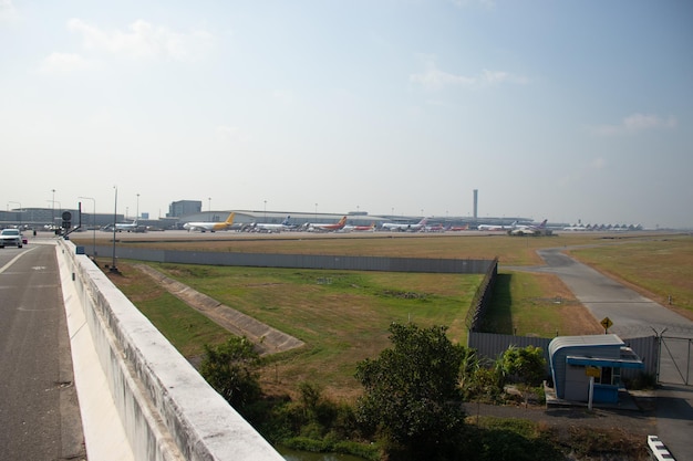 Uma bela vista do Aeroporto de Suvarnabhumi localizado em Bangkok Tailândia