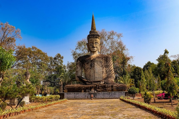 Uma bela vista do Buddha Park localizado em Nong Khai Tailândia