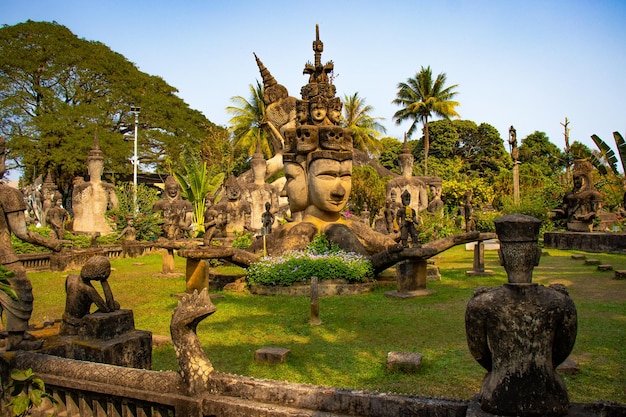 Uma bela vista do Buddha Park localizado em Vientiane Laos