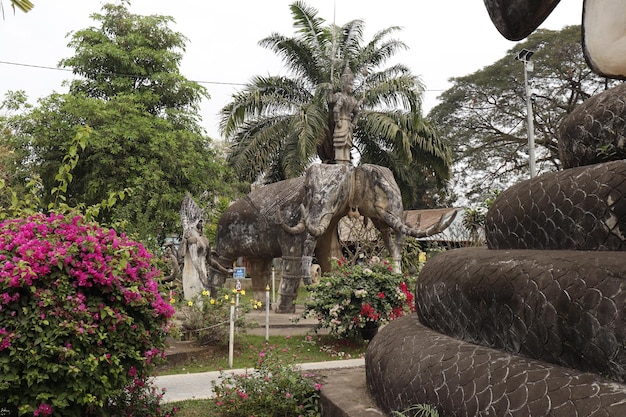 Uma bela vista do Buddha Park localizado em Vientiane Laos