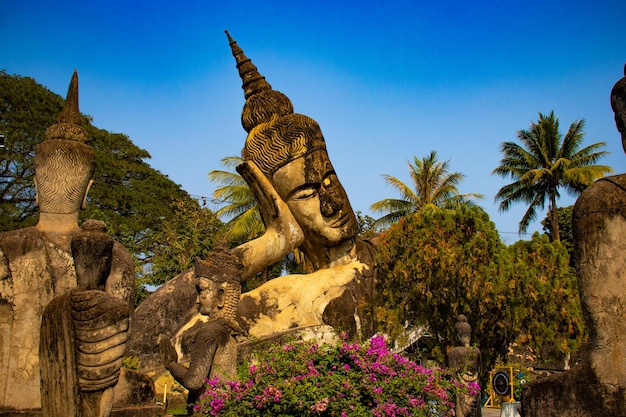 Uma bela vista do Buddha Park localizado em Vientiane Laos