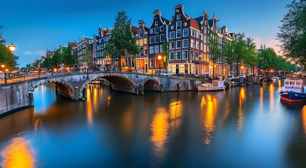 Uma bela vista do canal de Amsterdã com uma ponte