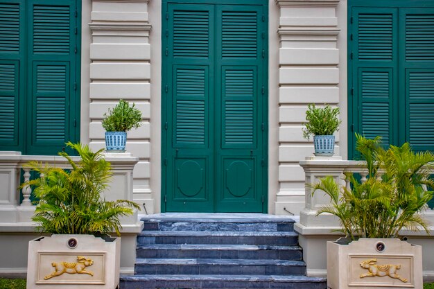 linha de janelas verdes escuras retrô em forma de retângulo e parede  amarela brilhante de casa na tailândia. sombra e poeira na superfície da  janela. 7423760 Foto de stock no Vecteezy