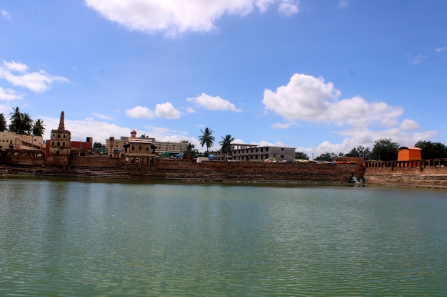 Uma bela vista do lago badami banashankri